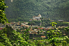 Festung Kufstein mit Blick auf die Bäume