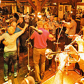 Dancing to live music in the Kaiseralm