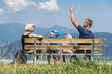 Familie auf Bank, (c) Bergbahnen Hochkössen