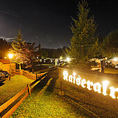 Die Kaiseralm von Außen bei Nacht