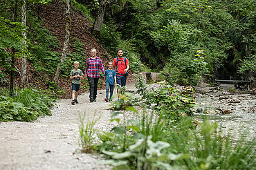 Entlang des Grießbachs wandert die Familie in die Grießbachklamm, © Mirja Geh