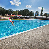 Groot prive zwembad op Euro Camp Wilder Kaiser in Kössen