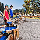 Wasserspiele am Abenteuerspielplatz Wilder Kaiser