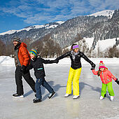 Eislaufen mit der Familie in Kössen