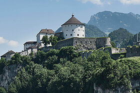 Festung Kufstein mit Berg im Hintergrund