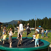 Trampoline op de avonturenspeelplaats